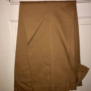 Men’s light-weight slim flat-front khakis.